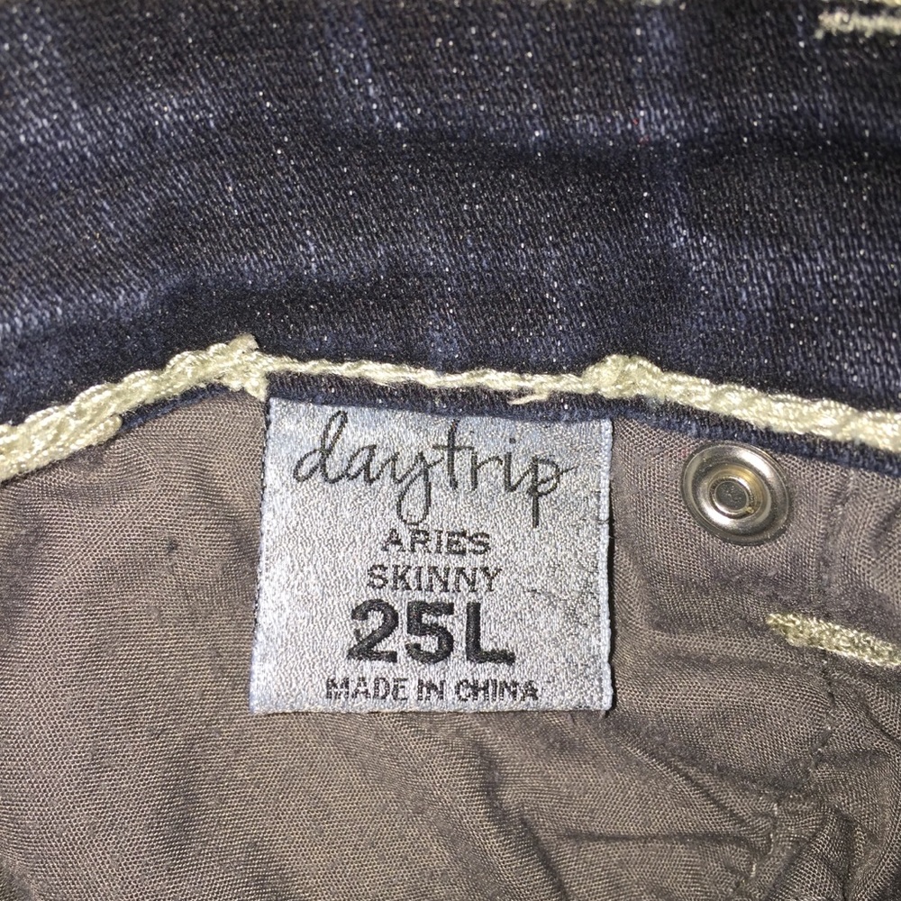 EUC Daytrip Aries Skinny Jeans from Buckle. 25L - Picture 7 of 8
